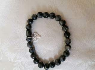 Armband aus Onyx Steinen mit kleinen Herz Anhänger es ist 18 cm lang und mit einem Gummiband gefertigt.
