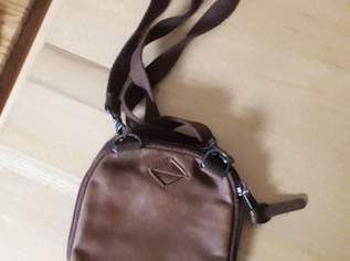 Neuwertige Eastpack-Umhängetasche, selten getragen! ECHT Leder!, 30 €, Kleidung & Schmuck-Accessoires, Uhren, Schmuck in 1040 Wieden