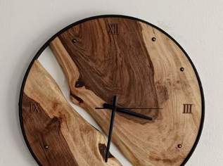 Wanduhr 50cm - wunderschöne Uhr aus Walnussholz, 150 €, Haus, Bau, Garten-Geschirr & Deko in 1050 Margareten