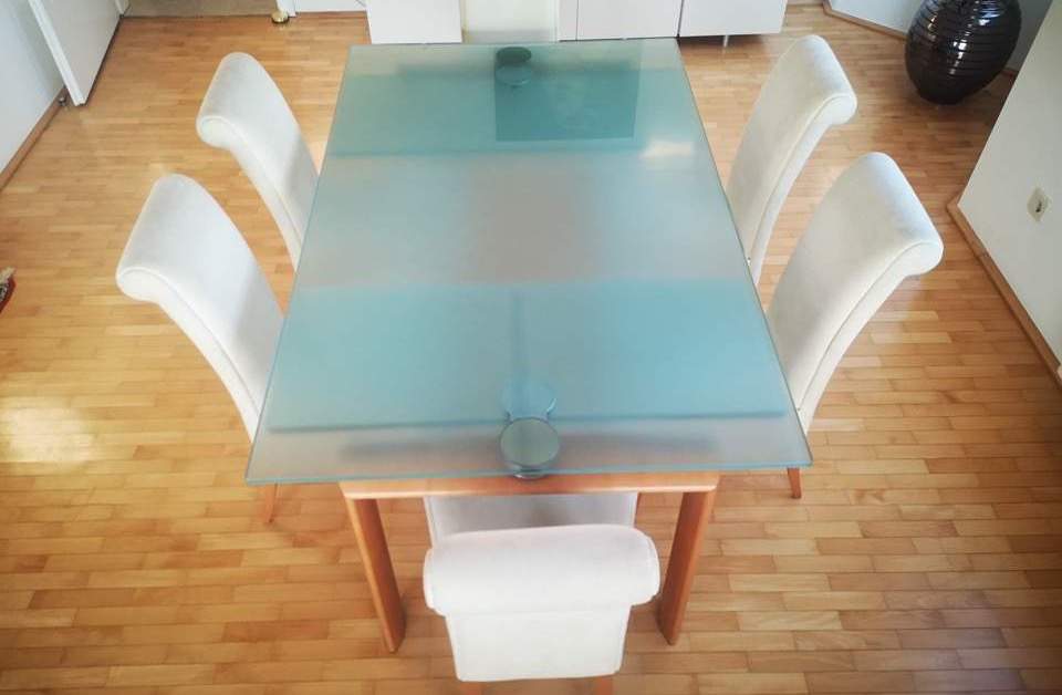 Esstisch aus Glas inkl. 6 Stühle aus Alcantara 