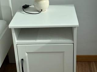 Schlafzimmer mit Bettgestell (160x200 cm), ein Ablagetisch, einer Kommode und einem Kleiderschrank Schlafzimmer mit Bettgestell (160x200 cm), ein Ablagetisch, einer Kommode und einem Kleiderschrank