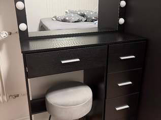 Kleiner Schminktisch mit Spiegel (LED) und Hocker, 140 €, Haus, Bau, Garten-Möbel & Sanitär in 6380 Marktgemeinde St. Johann in Tirol Kleiner Schminktisch mit Spiegel (LED) und Hocker, 140 €, Haus, Bau, Garten-Möbel & Sanitär in 6380 Marktgemeinde St. Johann in Tirol
