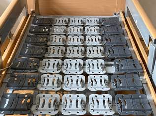 Pflegebett Regia mit Lattenrost und Nachttisch 