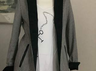 Gehrock, schwarz-weiß, 55 €, Kleidung & Schmuck-Damenkleidung in 4048 Puchenau