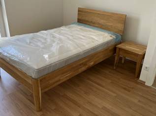 Massivholz-Bett inkl. Lattenrost und Taschenfederkernmatratze und Nachttisch Massivholz-Bett inkl. Lattenrost und Taschenfederkernmatratze und Nachttisch