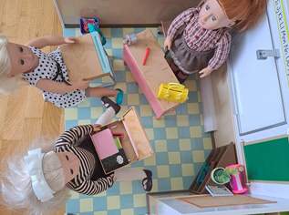 Spiel-Klassenzimmer mit zubehör und Puppen