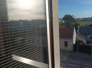 Bezugsfertige, voll möblierte loftartige Wohnung mit vollverglaster Loggia im 2. Stock mit Fernblick nach Süden und Westen. Provisionsfrei Bezugsfertige, voll möblierte loftartige Wohnung mit vollverglaster Loggia im 2. Stock mit Fernblick nach Süden und Westen. Provisionsfrei
