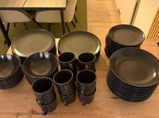 Großes IKEA FÄRGKLAR Geschirrset - matt dunkelgrau / neuwertig, 90 €, Haus, Bau, Garten-Geschirr & Deko in 1140 Penzing