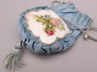 Edle antike kleine Handtasche mit wunderbarer floraler Verzierung aus Omas Truhe, 55 €, Kleidung & Schmuck-Taschen & Koffer in 2345 Brunn am Gebirge