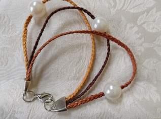 Armband aus Leder Bänder dreifarbig ca 20 cm lang mit großen Perlen verziehrt.