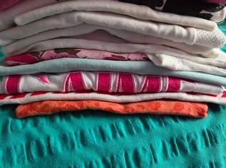 Damen T-Shirts, 25 €, Kleidung & Schmuck-Damenkleidung in 3500 Krems an der Donau