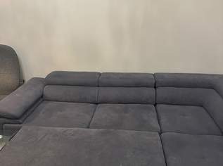 Dunkelgraue Couch mit bettfunktion