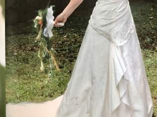 Hochzeitskleid Sinserity mit abnehmbarer Schleppe und Reif-Unterrock von  Steinecker Brautmoden, 200 €, Kleidung & Schmuck-Damenkleidung in 8790 Eisenerz
