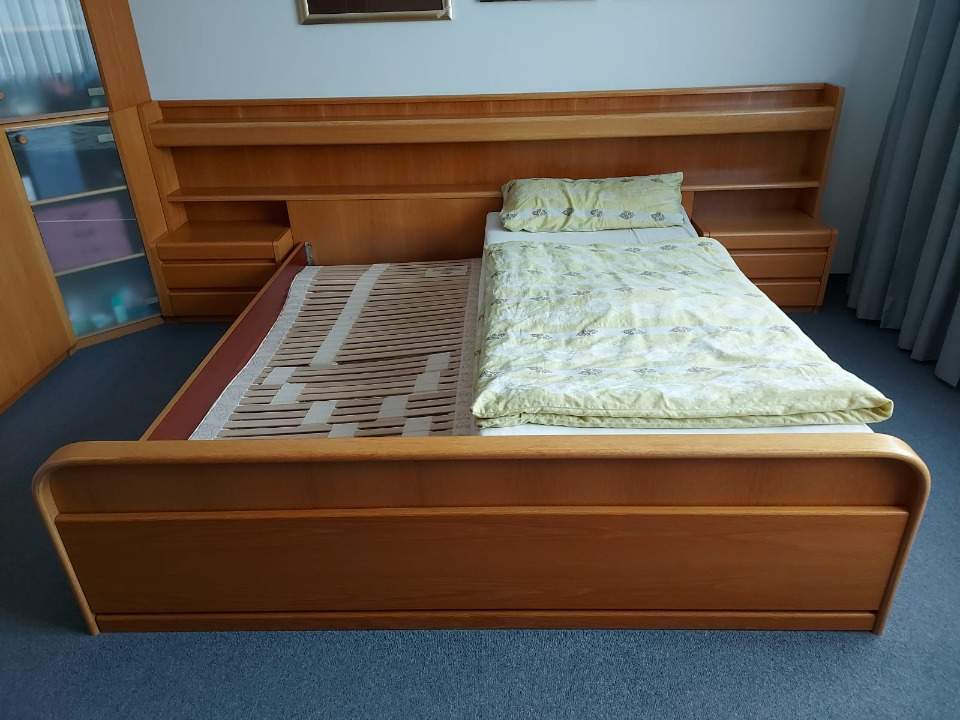 Schlafzimmer mit Bett (inkl. Nachtkästchen und Lattenrost) und Kasten