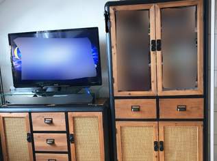 Sideboard und Vitrine Vollholz und Metall, 250 €, Haus, Bau, Garten-Möbel & Sanitär in 4863 Seewalchen am Attersee Sideboard und Vitrine Vollholz und Metall, 250 €, Haus, Bau, Garten-Möbel & Sanitär in 4863 Seewalchen am Attersee