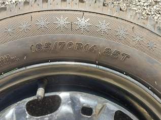 Winterreifen Lassa Snoways 4 - 165/70R14 85T - mit Flegen für VW Fox und Reifenständer