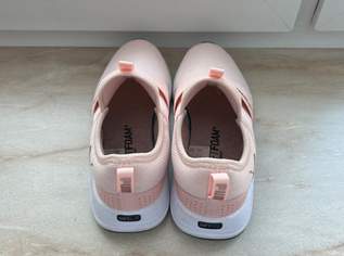 PUMA - Rosa Slip On Trainingsschuhe