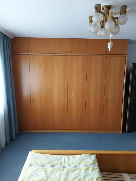 Schlafzimmer mit Bett (inkl. Nachtkästchen und Lattenrost) und Kasten Schlafzimmer mit Bett (inkl. Nachtkästchen und Lattenrost) und Kasten