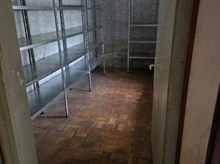 Lagerraum mit ca. 11m2 inkl. Regalen zu vermieten Lagerraum mit ca. 11m2 inkl. Regalen zu vermieten