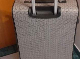 Guess Reisekoffer wenig benutzt 50EuroVb. Guess Reisekoffer wenig benutzt 50EuroVb.