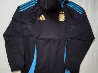 Argentinien Jacke Trainingsjacke Fanjacke Sweatjacke Allwetterjacke Adidas Messi Größe S NEU + Etikett + Originalverpackung Argentinien Jacke Trainingsjacke Fanjacke Sweatjacke Allwetterjacke Adidas Messi Größe S NEU + Etikett + Originalverpackung