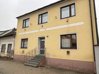 Vielseitiges Zweifamilienhaus in zentraler Lage von Asparn/ Zaya – ideale Gelegenheit für Familien und Mehrgenerationenwohnen, 199000 €, Immobilien-Häuser in 2151 Asparn an der Zaya Vielseitiges Zweifamilienhaus in zentraler Lage von Asparn/ Zaya – ideale Gelegenheit für Familien und Mehrgenerationenwohnen, 199000 €, Immobilien-Häuser in 2151 Asparn an der Zaya