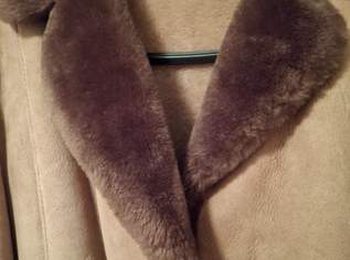 Ledermantel mit Pelzkragen Ledermantel mit Pelzkragen