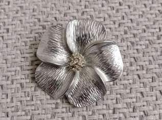 Brosche Blume, LBVYR, ca 5cm Durchmesser, in Box  FIXPREIS 15€ / NUR SELBSTABHOLUNG,23 Bez. KEIN Versand!, 15 €, Kleidung & Schmuck-Accessoires, Uhren, Schmuck in 1230 Liesing