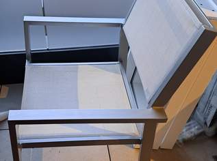 Gartentisch und 2 Sessel