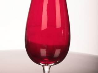 Rote Vase, Weinglas
