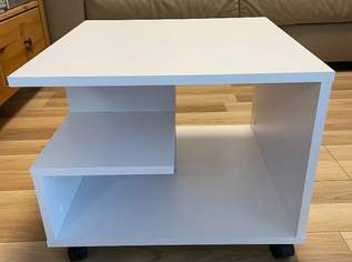 Wunderschöner kleiner Beistelltisch in weiß Wunderschöner kleiner Beistelltisch in weiß