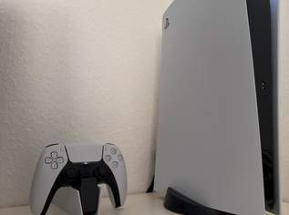 PlayStation 5-Konsole mit Laufwerk + OVP + zusätzliche Ladestation, 270 €, Marktplatz-Computer, Handys & Software in Deutschland