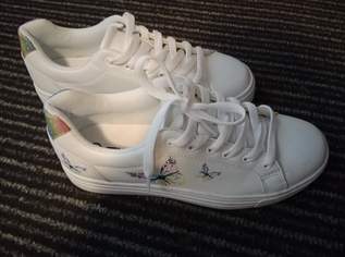 Winterschuhe und Sneakers , 10 €, Kindersachen-Kindermode in 4901 Bergern
