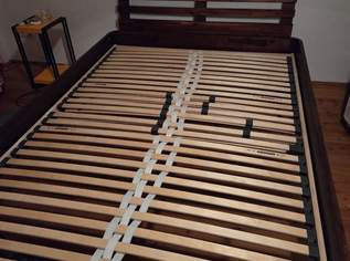 Doppelbett mit Matratze und Lattenrost