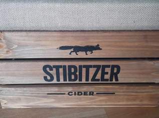 STIBITZER CIDER HOLZKISTE mit SITZPOLSTER, 45 €, Marktplatz-Sammlungen & Haushaltsauflösungen in 7201 Neudörfl