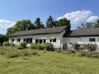 Bad Vöslau! Sanierungsbedürftiger entkernter Bungalow zum Kauf mit großem Garten!, 399000 €, Immobilien-Häuser in 2540 Bad Vöslau