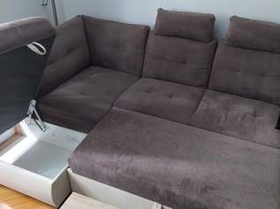 Couch mit weißen Leder und Bettfunktion 