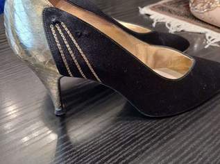 Elegante schwarz goldene lederschuhe, 40 €, Kleidung & Schmuck-Damenkleidung in 1200 Brigittenau