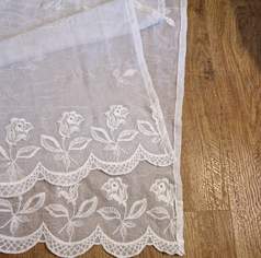 Vorhang 1 Stk. weiß gestickt mit Blumenmuster B: 208 cm x H: 160 cm, 40 €, Haus, Bau, Garten-Geschirr & Deko in 3200 Gemeinde Ober-Grafendorf
