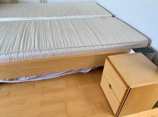 Bett mit Lattenrost, Matratze, Bettzeuglade und Nachtkästchen