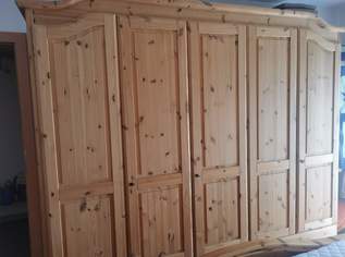 Grosser Vollholzschrank Grosser Vollholzschrank