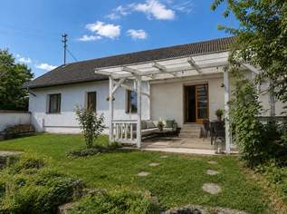 Ferienhaus | uneinsehbarer Innenhof u. überdachte Pergola | romantischer Garten | Schwedenofen | freistehende Badewanne, 199000 €, Immobilien-Häuser in 2262 Stillfried