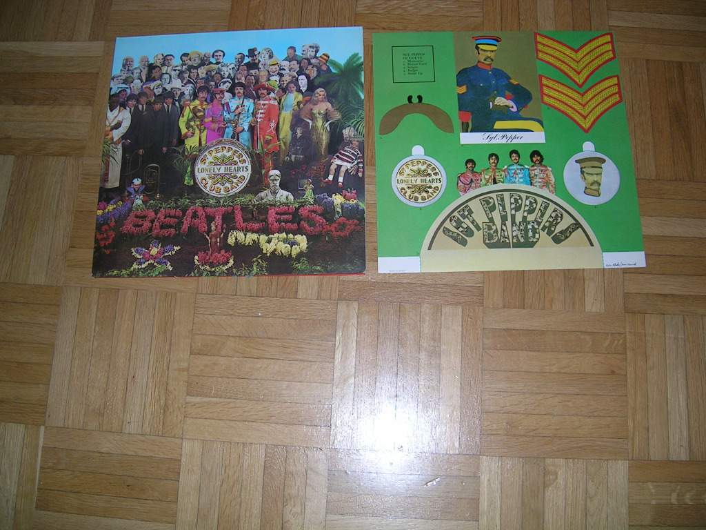The Beatles - Sgt. Peppers Lonely Hearts Club Band (mit Bastelbogen) The Beatles - Sgt. Peppers Lonely Hearts Club Band (mit Bastelbogen)