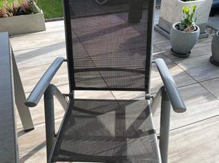 Tisch mit Gartensessel und Auflagen Tisch mit Gartensessel und Auflagen