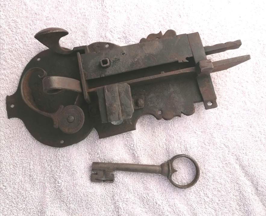 Geschmiedetes Antikes Türschloss Geschmiedetes Antikes Türschloss