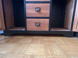 Sideboard und Vitrine Vollholz und Metall Sideboard und Vitrine Vollholz und Metall