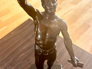 Maskuline Bronzefigur auf Sockel - 32 cm Maskuline Bronzefigur auf Sockel - 32 cm