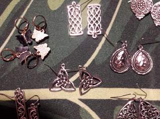 MIT OHRSCHMUCK HÖRT MAN BESSER ??, 0.3 €, Kleidung & Schmuck-Accessoires, Uhren, Schmuck in 1200 Brigittenau MIT OHRSCHMUCK HÖRT MAN BESSER ??, 0.3 €, Kleidung & Schmuck-Accessoires, Uhren, Schmuck in 1200 Brigittenau