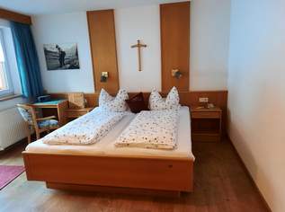 Doppelbett mit Nachtkästchen und Schreibtisch, 199 €, Haus, Bau, Garten-Möbel & Sanitär in 6675 Gemeinde Tannheim