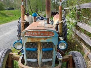 Fordson Super Dexta Traktor mit Frontlader und vielen Ersatzteilen